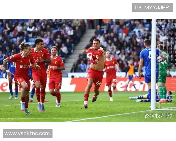 利物浦队成功击败曼联，取得英超榜首位置，距离夺冠只差一步
